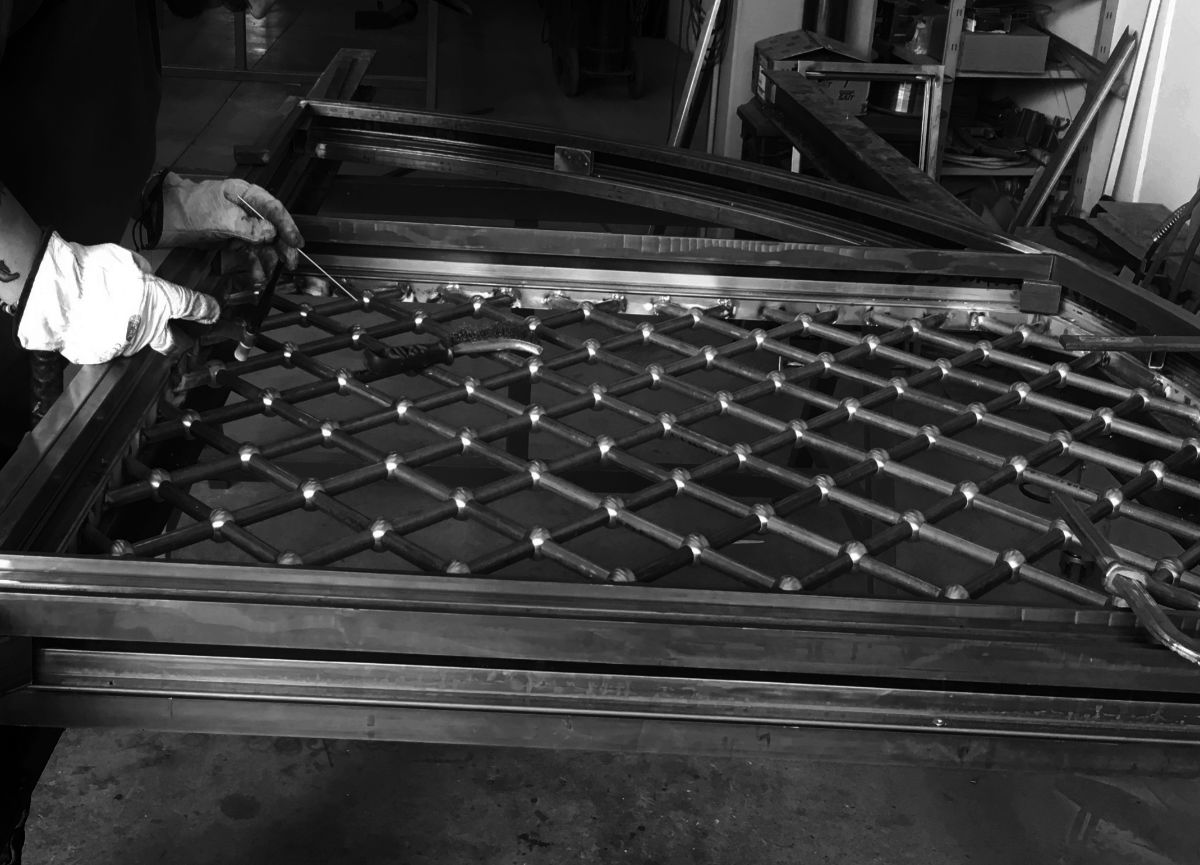 Durable and secure packaging solutions for windows and doors shipping