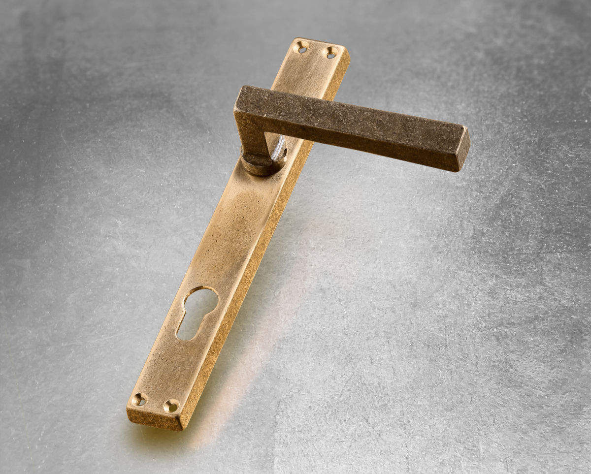 Elegant Firenze handle design for luxury doors